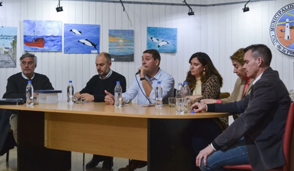 Biss y otros funcionarios encabezaron el sorteo en el Centro Cultural.
