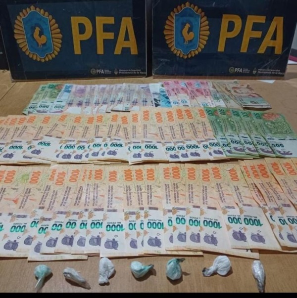 El dinero y la droga secuestrada el viernes en un local de Puerto Madryn