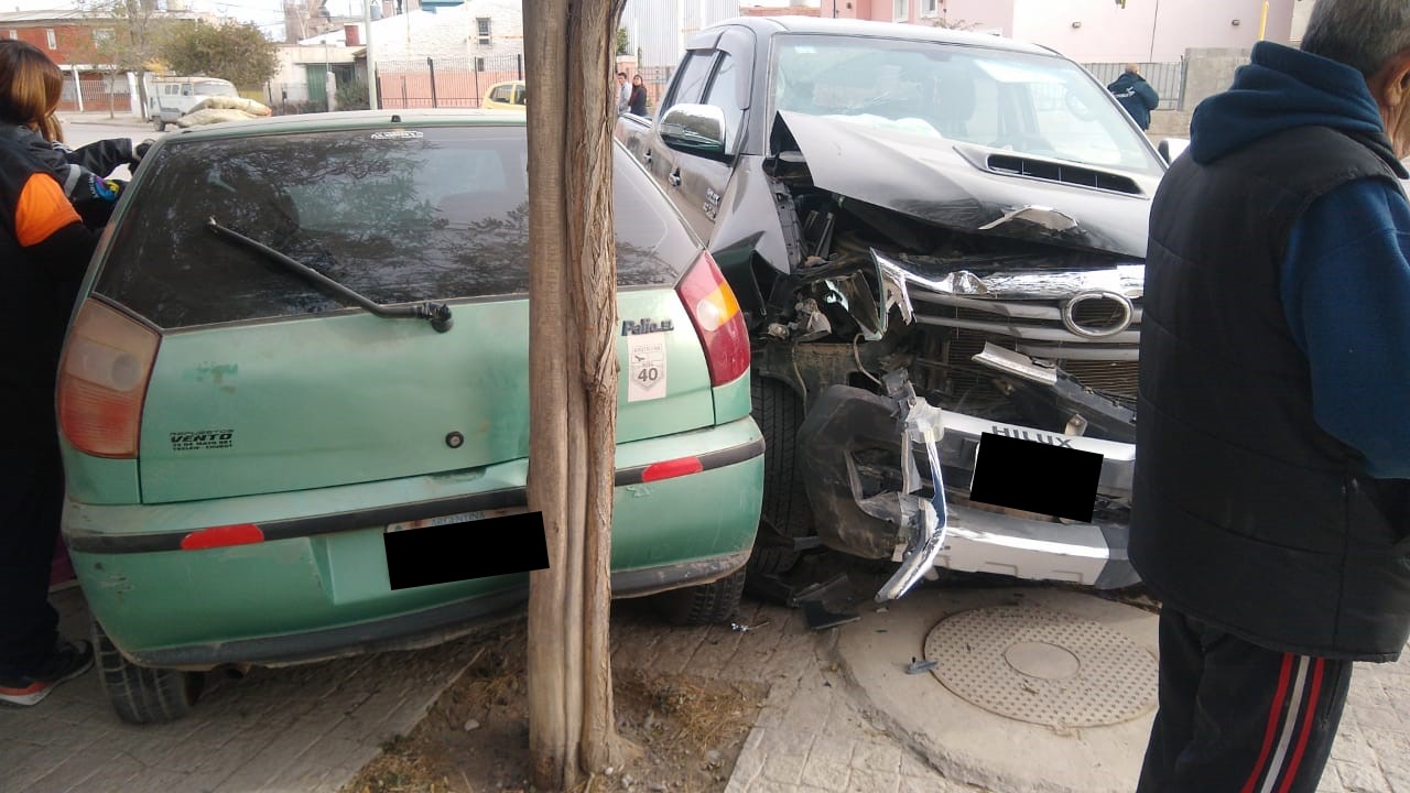 Fuerte choque entre un auto y una camioneta deja a una persona lesionada