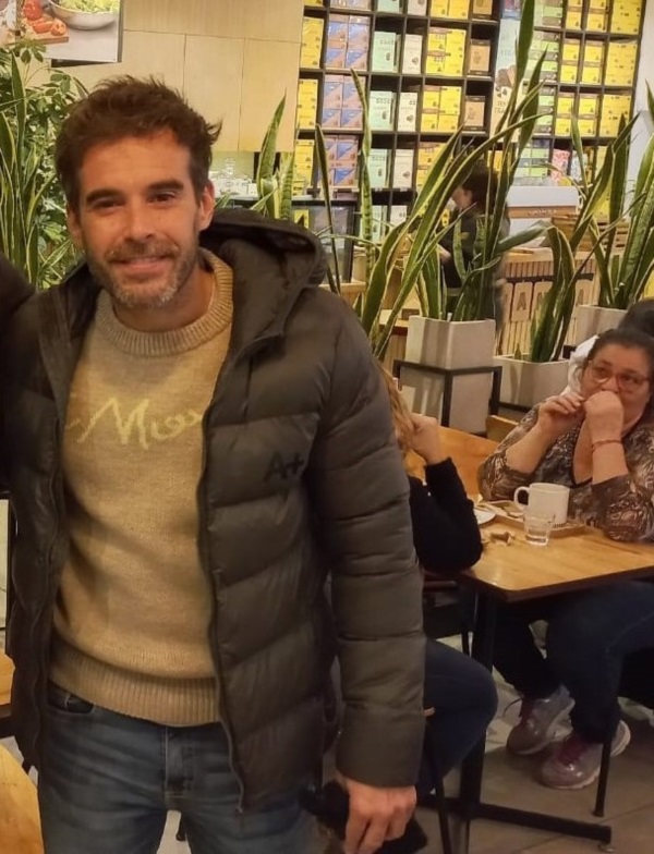 Nicolás Cabré en una conocida confitería céntrica de Trelew.