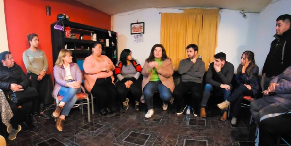 Torres, Romero y otros dirigentes de JxC en una casa del barrio Stella Maris de Comodoro Rivadavia.