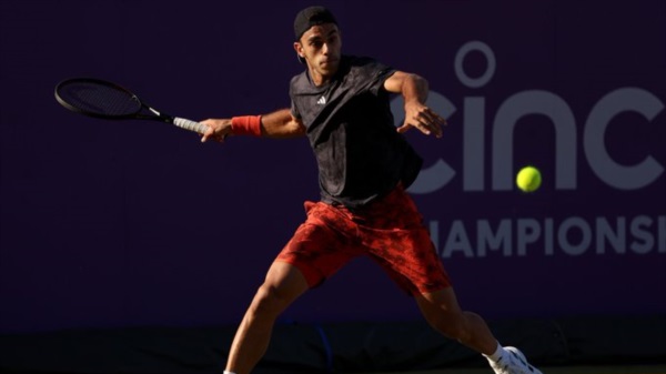Francisco Cerúndolo (19°) se estrena en la temporada de césped con un luchado triunfo ante Tommy Paul (15°).
