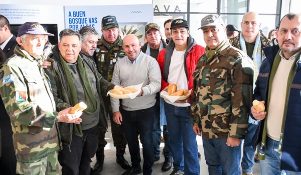 El pan en manos de los veteranos, en un gesto más que simbólico.