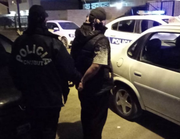 El conductor detenido intentó fugarse al ser detenido por la Policía. 