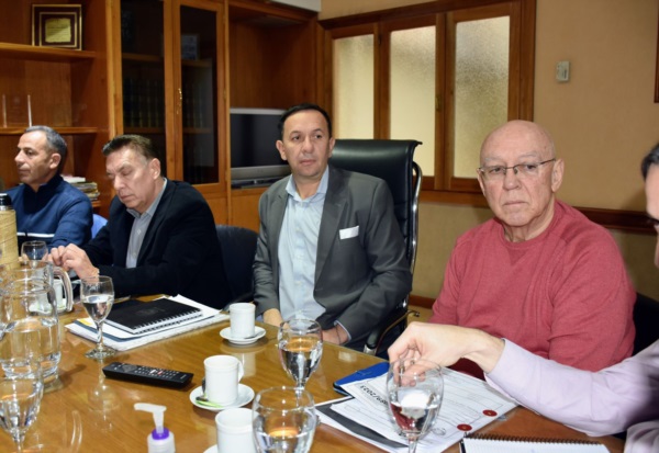 El intendente Adrián Maderna junto a Eduardo Maza y Sergio Sardá, este viernes en la Municipalidad