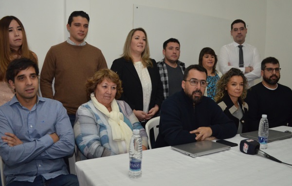 Expectativa. Taccetta junto con sus precandidatos a concejales habló de la contienda de mañana en Esquel.
