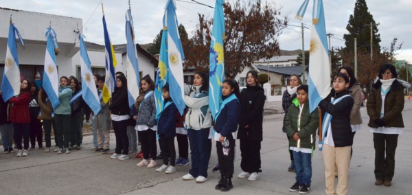 Abanderados y escoltas. Alumnos de Esquel que fueron convocados al acto donde el intendente brindó un discurso comparativo de épocas.