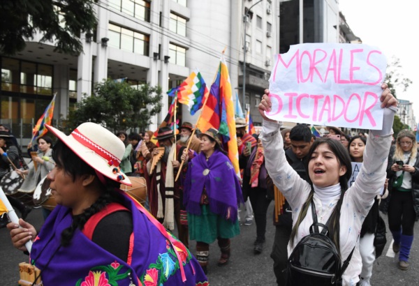 Protesta en la puerta de la casa de Jujuy de organizaciones de pueblo s originarios.