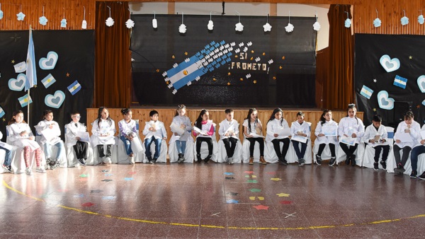 Alumnos de la Escuela 165 prometieron lealtad a la Bandera con un acto emotivo en su establecimiento.