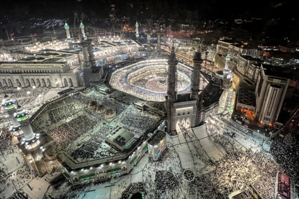 La Gran Mezquita, donde fieles y peregrinos musulmanes se reúnen alrededor de la Kaaba.