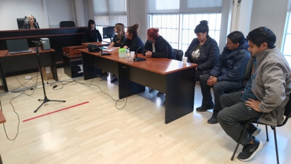 Los detenidos tras el desalojo del Golf de Madryn, este viernes, en la audiencia