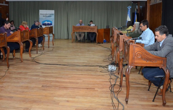 Durante la sesión en la que se aprobó la tarifa social, algunos concejales fueron críticos con el intendente.