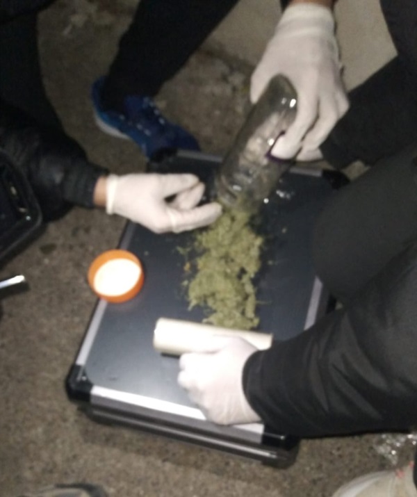 Los 20,3 gramos de marihuana fueron incautados y la pareja, notificada.