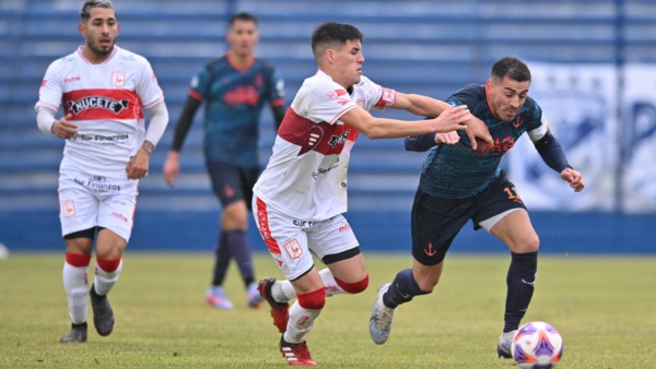 El "Rayo" Fernández con el balón. (Foto: Daniel Feldman/Jornada).