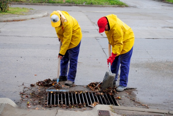 Mantienen limpias las rejillas donde desagota el agua de las calles. 