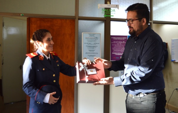 La joven Bombera Voluntaria de Rawson, recibió  el premio de manos del concejal Martínez Holley.