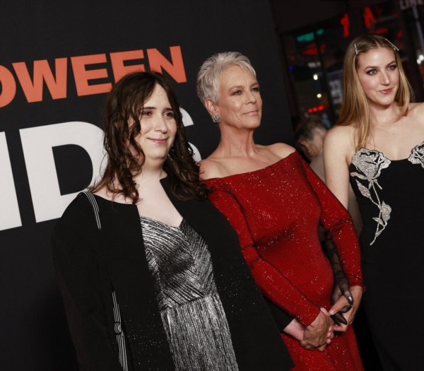 La actriz Jamie Lee Curtis junto a su hije Ruby, durante una premiere de "Halloween".