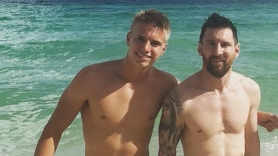 Christian, el hijo del histórico Andriy Shevchenko, se cruzó a Leo Messi en pleno inicio de las vacaciones del 10. 