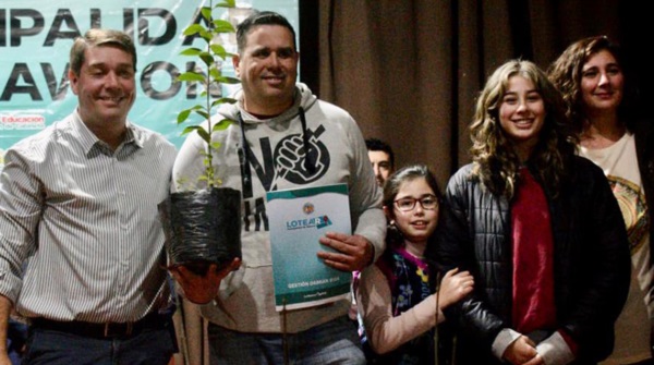 Biss entregó a cada familia un árbol para plantar en el terreno propio. 