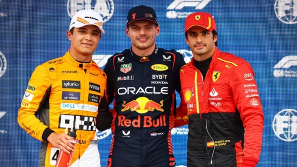 Verstappen flanqueado por Lando Norris, sorpresa del día, y Carlos Sainz.