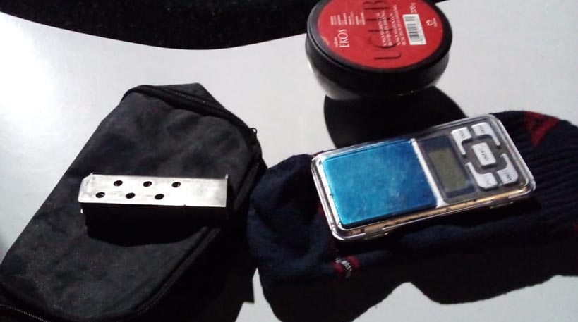 El sujeto contaba con un frasco de marihuana y un cargador sin balas.