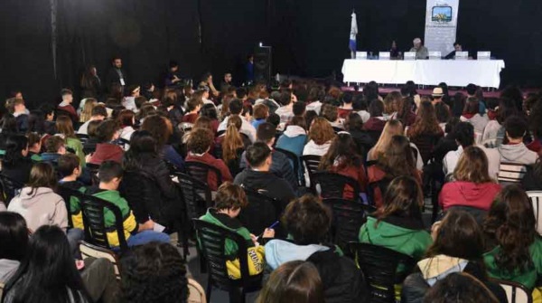 Candidatos debatieron con los estudiantes en la Escuela Mutualista.
