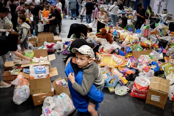 Rusos que abandonaron Belgorod recibían jabón, detergente, pañuelos, juguetes y prendas para niños en centros de distribución de ayuda humanitaria.