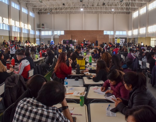 Concurrido. Muchos vecinos respondieron a la convocatoria para auxiliar al joven trelewense con cáncer. 