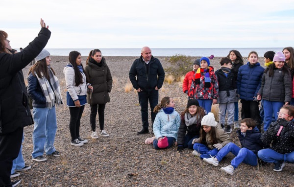 Bienvenida. Una postal de los alumnos en la costa esperando a los primeros cetáceos en Puerto Madryn.