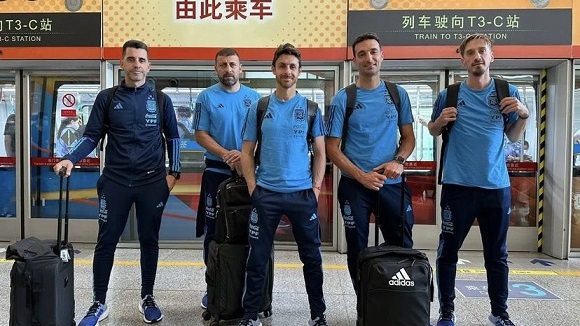 Lionel Scaloni, Pablo Aimar y Walter Samuel ya están en China, junto a parte del cuerpo técnico, para los amistosos de la Selección campeona del mundo en Asia.