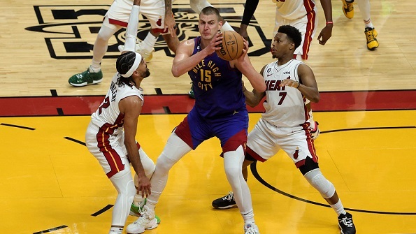 De la mano del serbio Nikola Jokic, los Nuggets de Denver vencieron 109-94 al Heat en Miami.