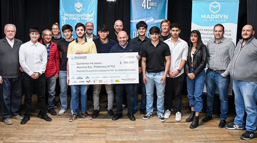 El intendente encabezó el acto de entrega de fondos a la escuela.