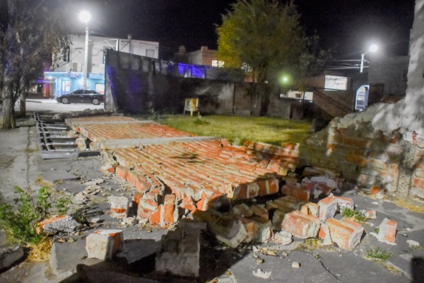 Así quedó el paredón de una vivienda en Urquiza y Don Bosco. Foto: Sergio Esparza/Jornada