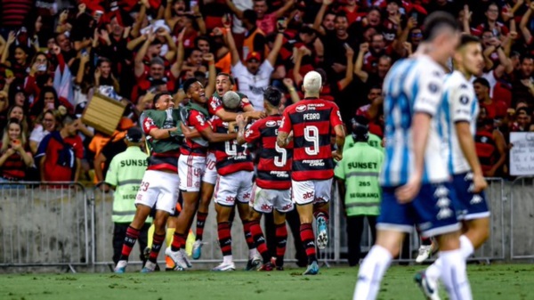 Wesley y Hugo le dan el triunfo al Flamengo ante Racing en el Maracaná.