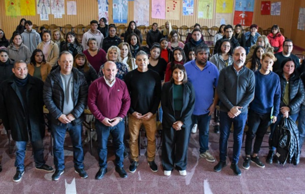 El intendente Gustavo Sastre, autoridades de UTHGRA y de Nación presentes en la apertura de los cursos.