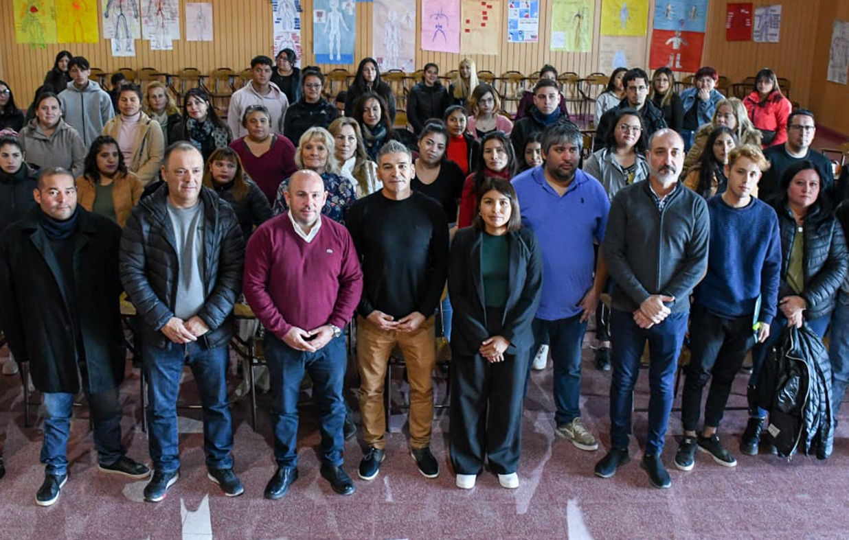El intendente Gustavo Sastre, autoridades de UTHGRA y de Nación presentes en la apertura de los cursos.