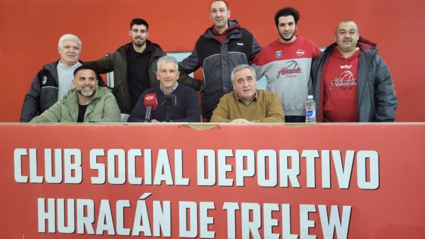 Mamet, Maza, y Sastre flanqueados por el cuerpo técnico del plantel profesional del Globo.