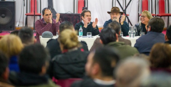 El intendente de Comodoro reunido con representantes de de 11 iglesias evangélicas y más de cien fieles.