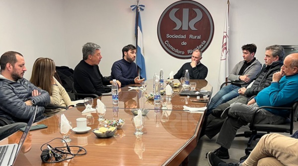 El candidato a gobernador en la reunión con referentes de la Rural.