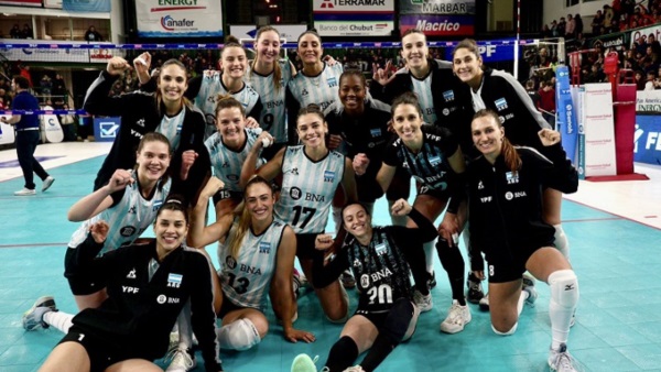El clásico festejo de Las Panteras, esta noche en Comodoro. (Foto: @voley_feva).