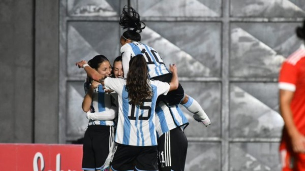 Argentina le ganó 4-0 a Perú y llega a punto al Mundial.
