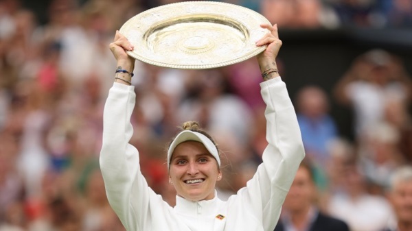 Marketa Vondrousova alcanzó la gloria a los 24 años, como nueva campeona de Wimbledon, la primera de la historia sin haber partido como cabeza de serie.