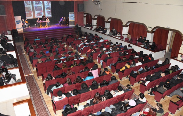La proyección del documental y la charla de los organizadores se realizó en el Teatro Verdi de Trelew.