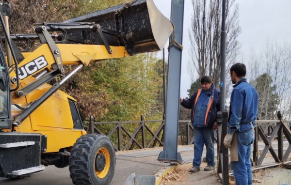 En marcha. Los obreros de la constructora avanzan con los detalles de la obra de embellecimiento. 