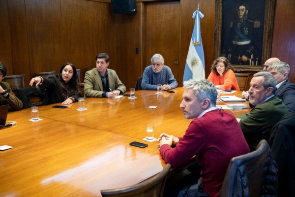Carla Vizzotti, junto a su par de Ciencia, Tecnología e Innovación, Daniel Filmus, y otros funcionarios.