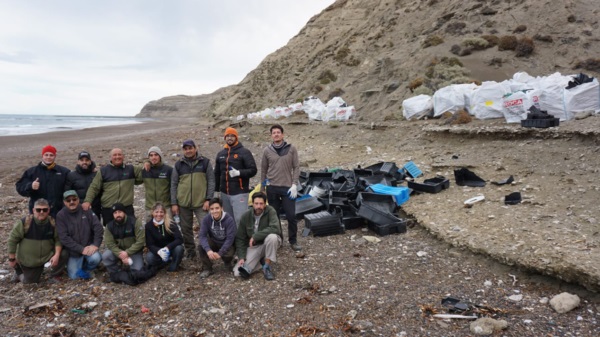 Trabajo. Sigue la labor para retirar cajones de pesca, entre muchos otros residuos en las costas locales.