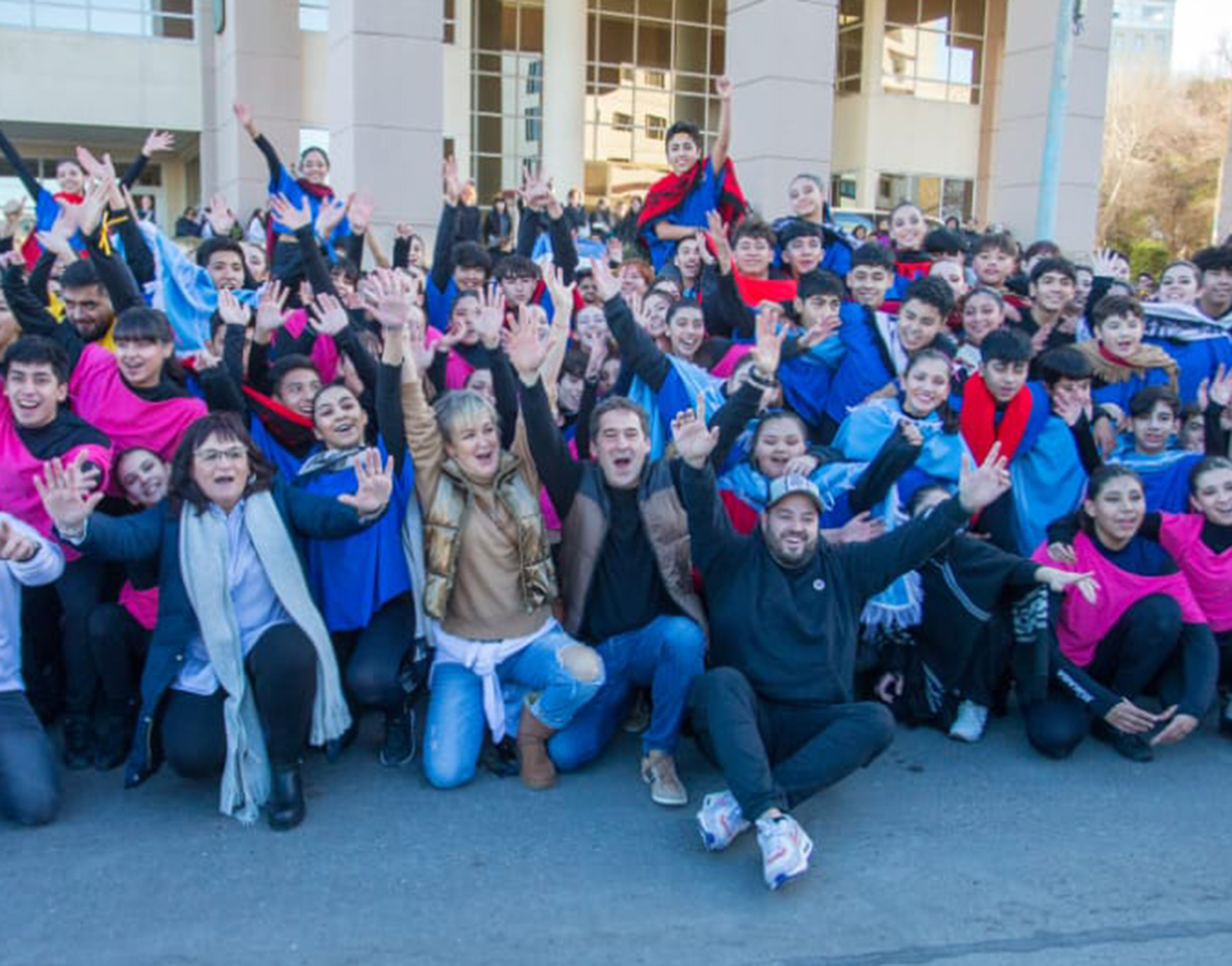Generaciones. Una postal del candidato de Arriba Chubut durante su visita al festival joven en Comdoro.