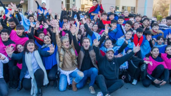 Generaciones. Una postal del candidato de Arriba Chubut durante su visita al festival joven en Comdoro. 