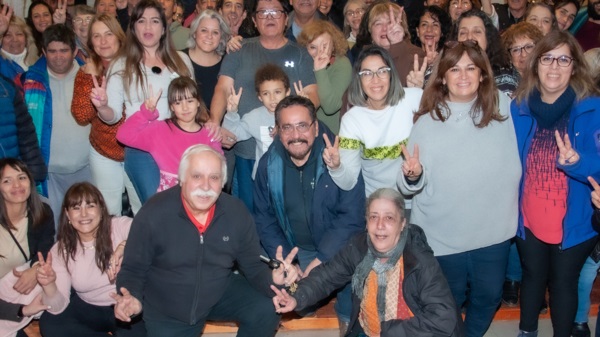 Dedos en V. Candidatos y militantes tras el acto de lanzamiento y el inicio de la campaña rumbo al 30 de julio. 