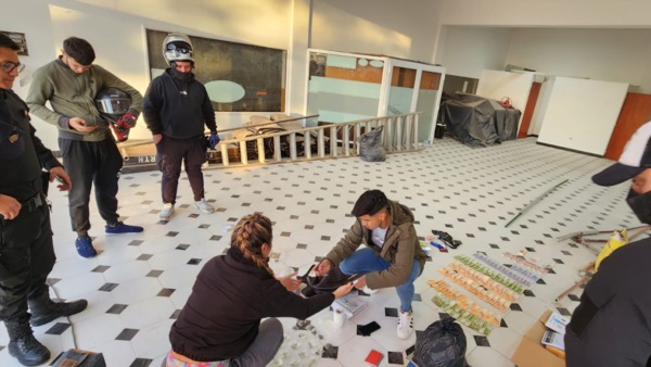 Los casi dos kilos de cogollos de marihuana, las balanzas de precisión y el dinero fueron incautados.